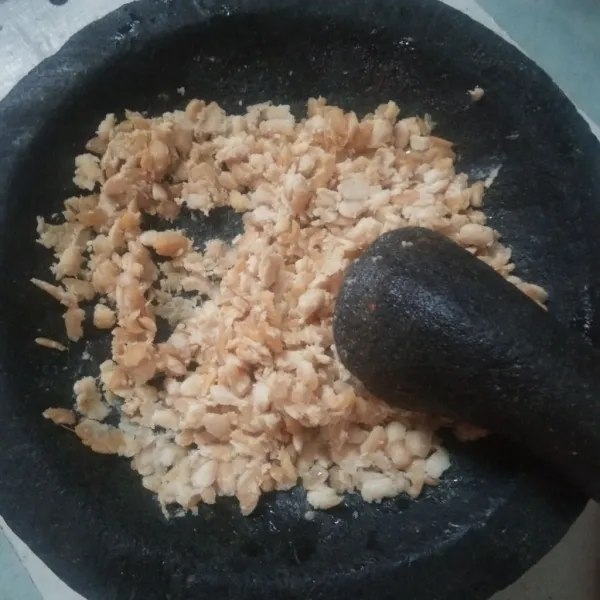 Uleg kasar tempe yang sudah digoreng.