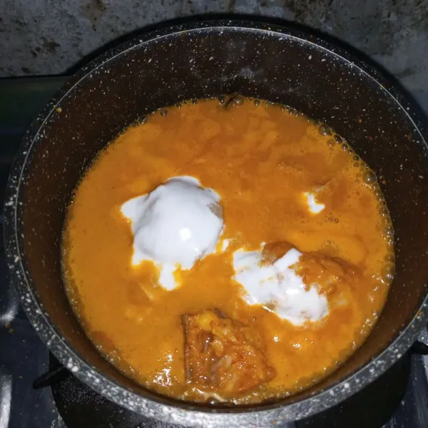 Tambahkan air, seasoning, santan dan air asam jawa. Aduk rata. Masak sampai air menyusut. Icip rasa.