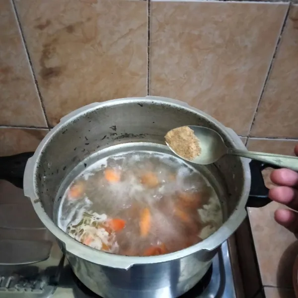 Beri garam, kaldu bubuk, dan gula pasir.