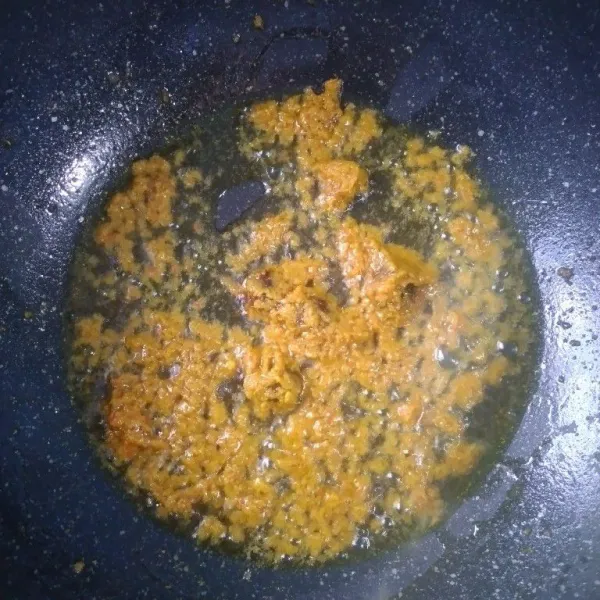 Panaskan minyak, goreng bumbu dengan api kecil sambil diaduk terus menerus.