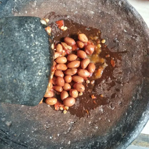 Masukkan kacang goreng, ulek kasar.
