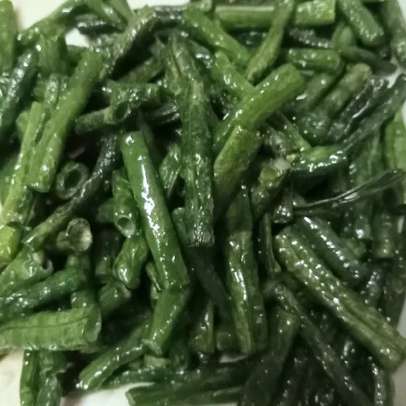 Tumis kacang panjang sampai layu, sisihkan.