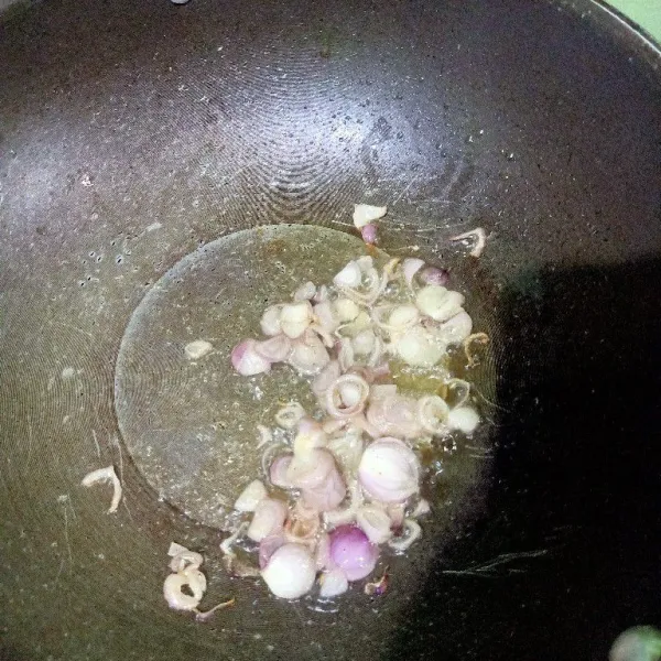 Siapkan wajan lalu beri minyak sedikit, lalu setelah minyak panas beri irisan bawang merah. Oseng sampai tercium harum.