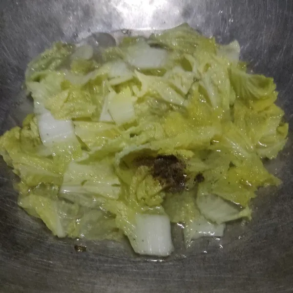Masukkan garam, kaldu bubuk dan lada bubuk, aduk rata.