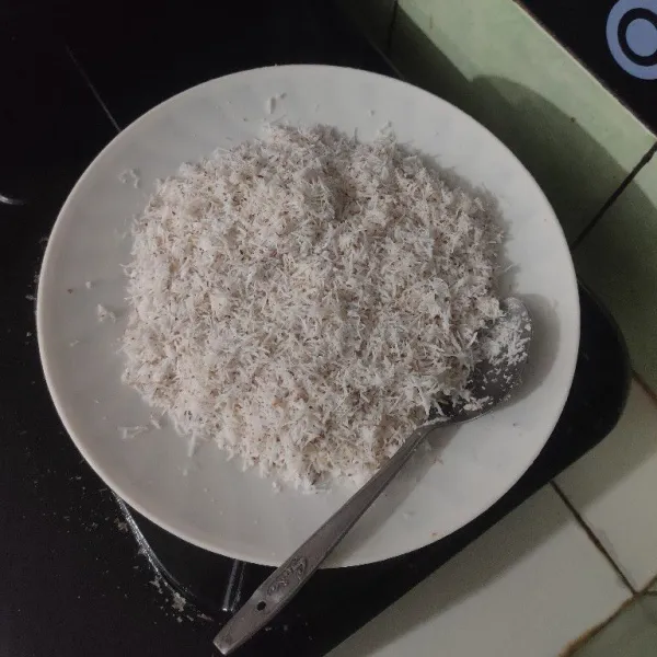 Campur kelapa parut dengan sedikit garam, kukus 10 menit, angkat keluarkan biarkan dingin.