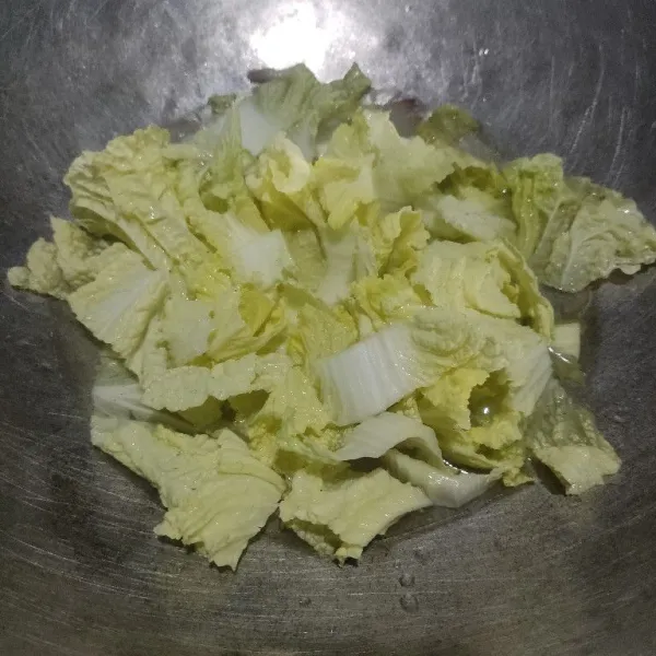 Masukkan sawi putih, aduk hingga layu.