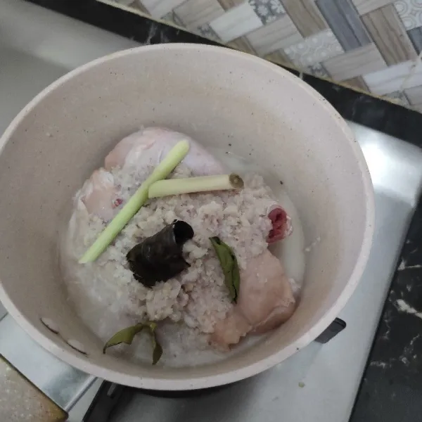 Siapkan panci masukkan ayam, bumbu halus, serai, daun jeruk, dan daun salam.