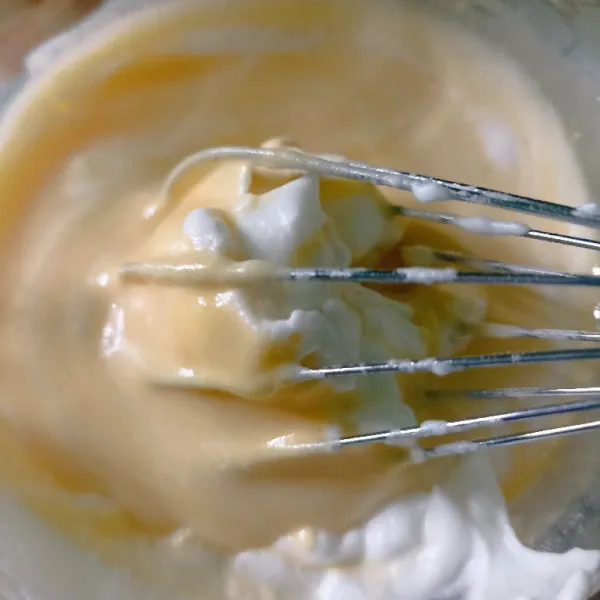 Campur bahan kuning telur ke putih telur, aduk pakai whisk pelan-pelan