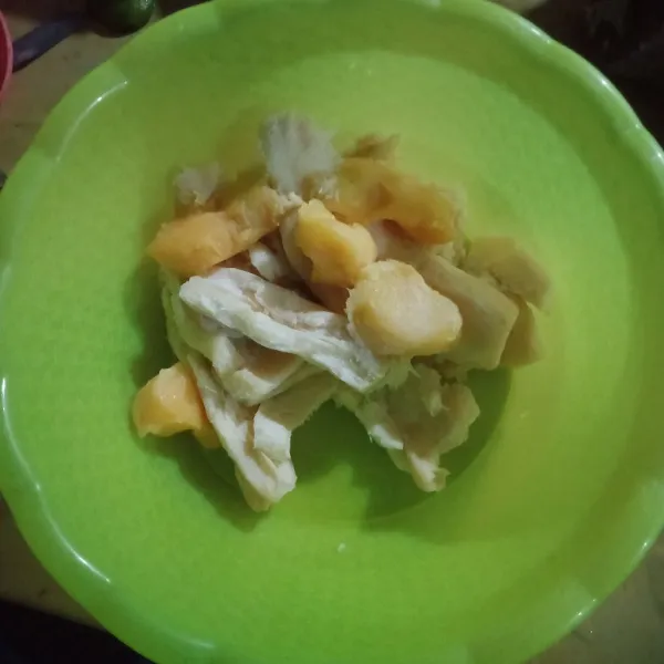 Haluskan tape kemudian buang sumbunya.