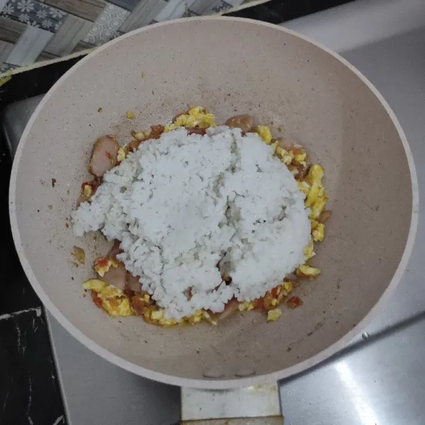 Masukkan nasi kemudin aduk rata.