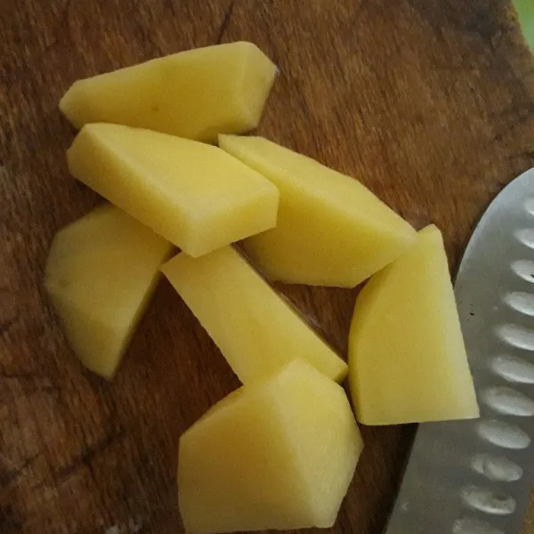 Kupas dan potong kentang lalu cuci bersih. Kemudian goreng kentang.