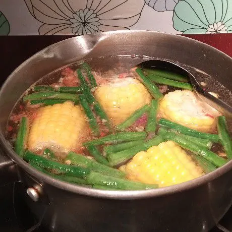 Setelah sayuran matang. Masukkan bumbu halus dan lengkuas geprek. Aduk rata.