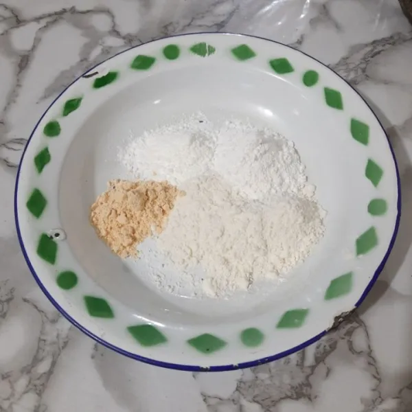 Masukkan semua bahan celupan. Tambahkan air dan masukan bumbu halus, aduk rata.