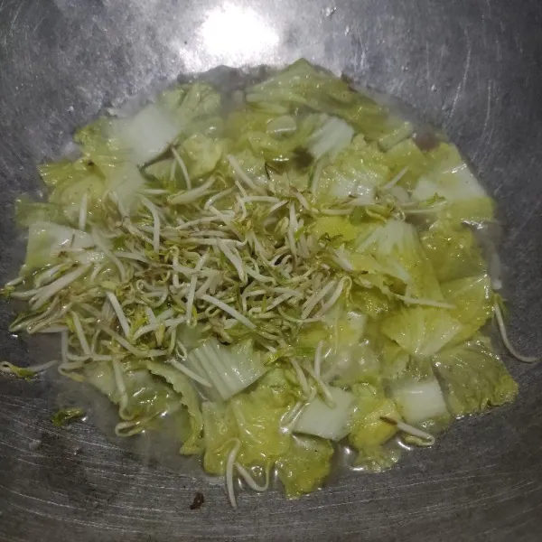 Masukkan tauge, aduk dan tunggu hingga layu.