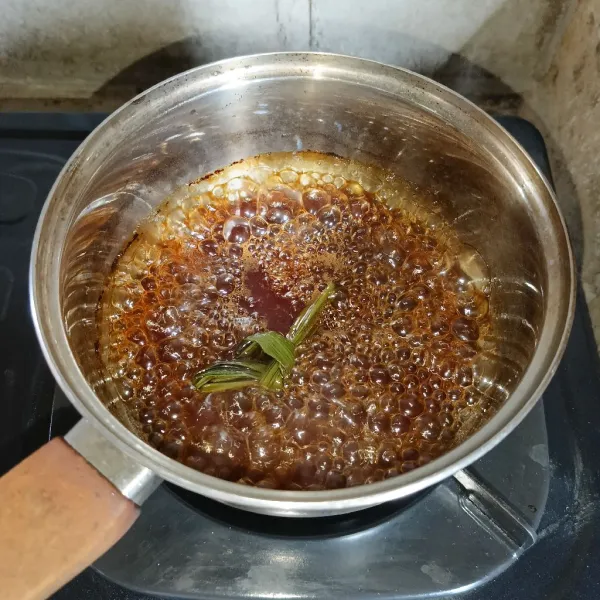 Kemudian rebus sampai gula larut dan sedikit mengental.