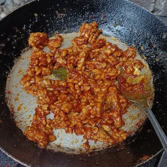 Masukkan tempe. Aduk cepat hingga semua tempe terselimuti oleh bumbu.