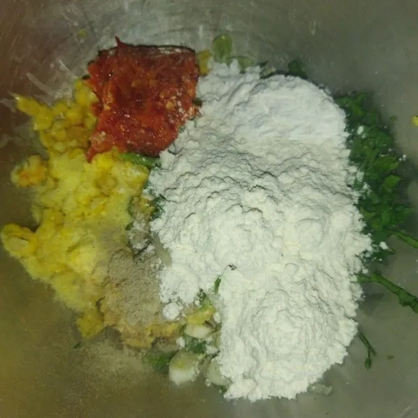 Tambahkan bumbu halus, daun bawang, seledri, garam, kaldu bubuk, lada bubuk, tepung terigu dan tepung beras.