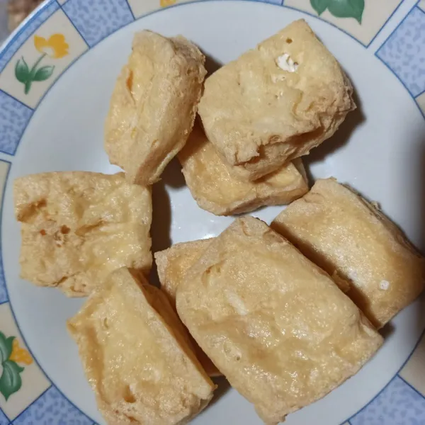 Siapkan tahu goreng.