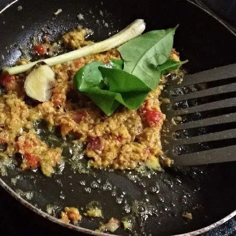 Panaskan minyak, tumis bumbu halus sampai harum. Masukkan ati dan ampela.