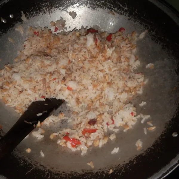Aduk semua hingga rata. Icip rasa bila sudah pas angkat. Sajikan nasi tutug tempe bersama selada dan tempe goreng.