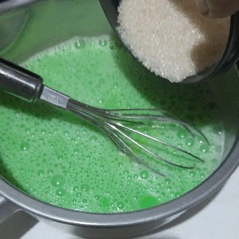 Saring campuran pandan kemudian tambahkan gula pasir, kemudian masak hingga mendidih, angkat hilangkan uapnya sebentar.