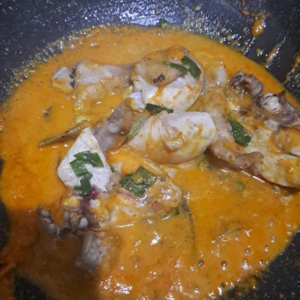 Masukan daun jeruk, daun bawang, sereh, dan ayam masukan air.