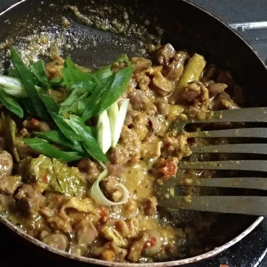 Koreksi rasa lalu masukkan irisan daun bawang.