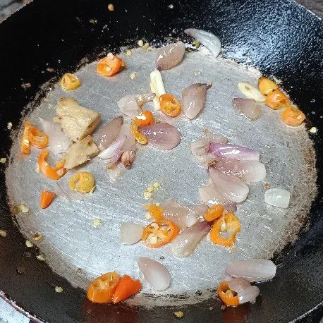 Tumis bawang merah, bawang putih, cabe rawit dan laos hingga harum.