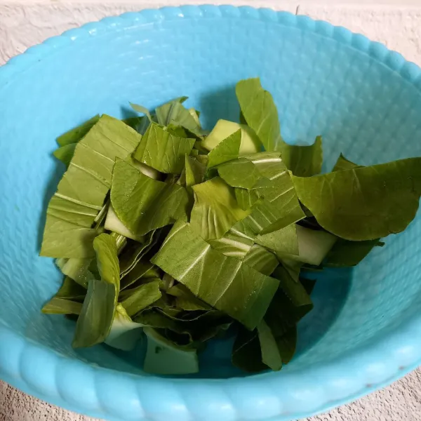 Potong-potong dan cuci pakcoy.