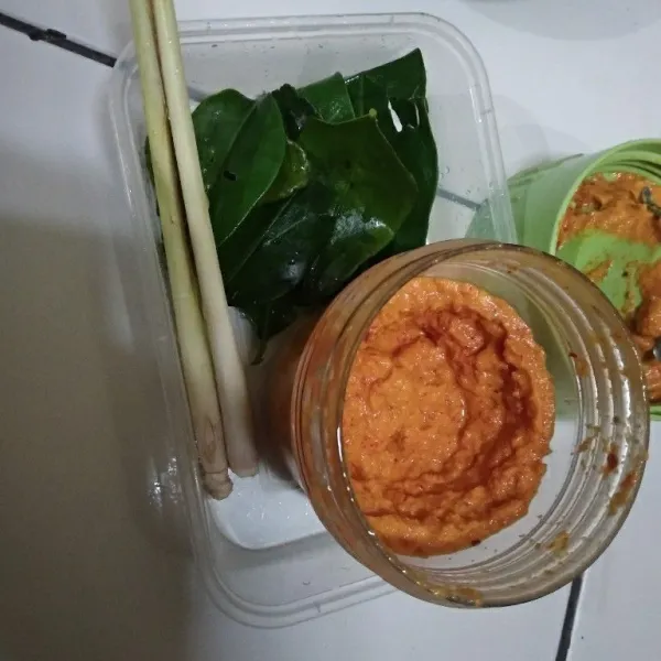 Siapkan bumbu halus. Bersihkan ayam, lumuri dengan air jeruk nipis. Diamkan beberapa menit lalu bilas dengan air bersih.