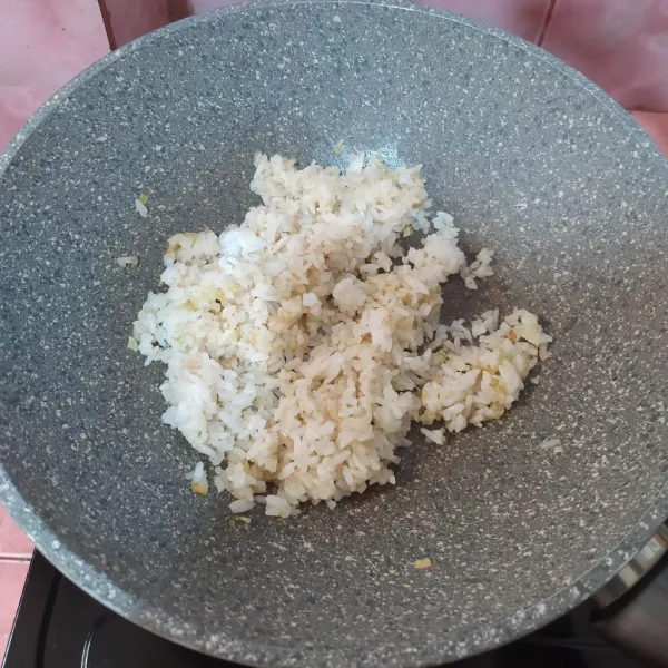 Masukkan nasi, aduk rata.