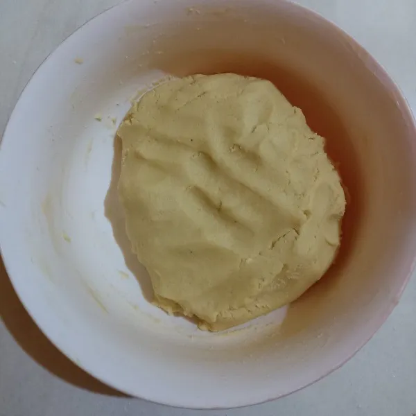 Tuang tepung terigu, tepung maizena, dan susu bubuk yang sudah di ayak,. Aduk merata dengan spatula