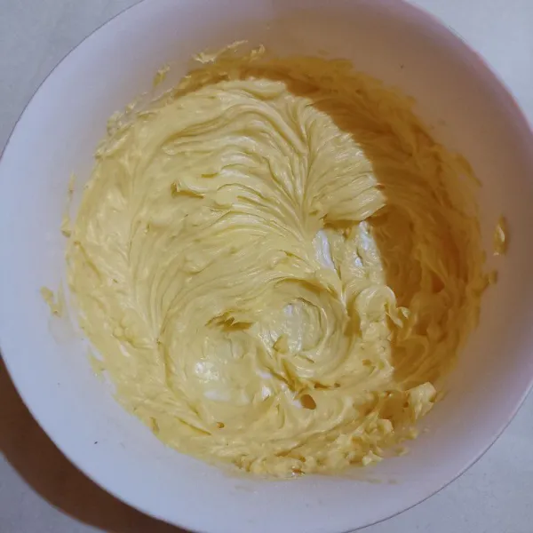 Siapkan wadah. Masukkan gula halus, mentega, dan vanili, mixer sebentar saja hingga tercampur rata