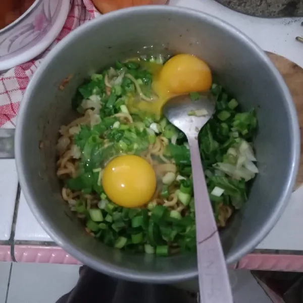 Campurkan mie, telur, daun bawang, seledri, bawang bombay, dan garam aduk rata.