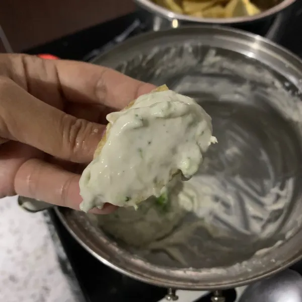 Goreng tahu dan belah bagian tengah, masukkan adonan dan kukus selama 20 menit.