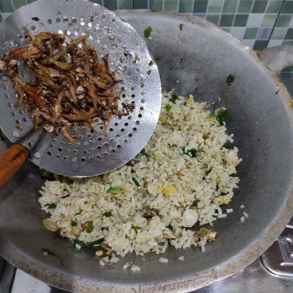 Masukkan ikan teri. Aduk rata.