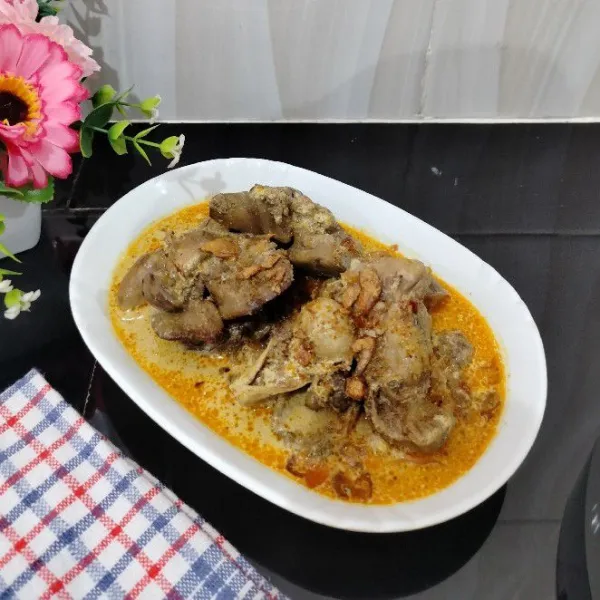 Tuang gulai ati ampela ke dalam mangkuk. Taburi dengan bawang goreng dan siap di sajikan.