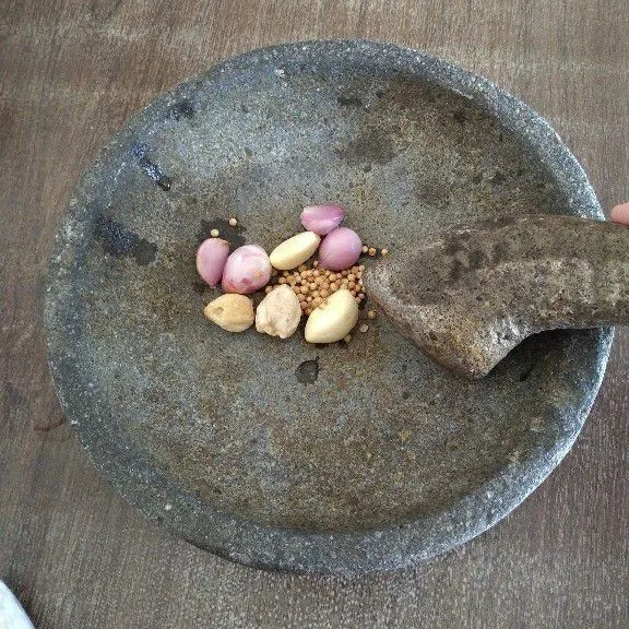 Haluskan bawang merah, bawang putih, kemiri, dan ketumbar.
