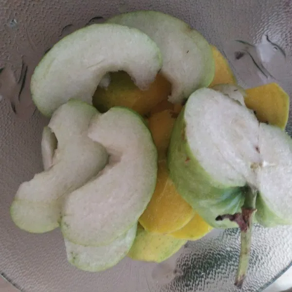 Siapkan buah-buahan, cuci bersih lalu potong-potong sesuai selera. Tata di piring saji.
