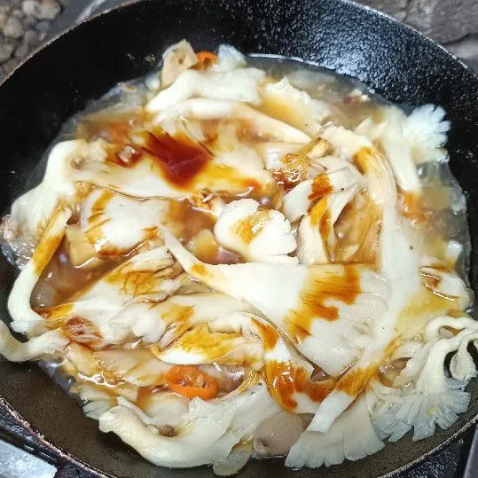 Tambahkan kecap.