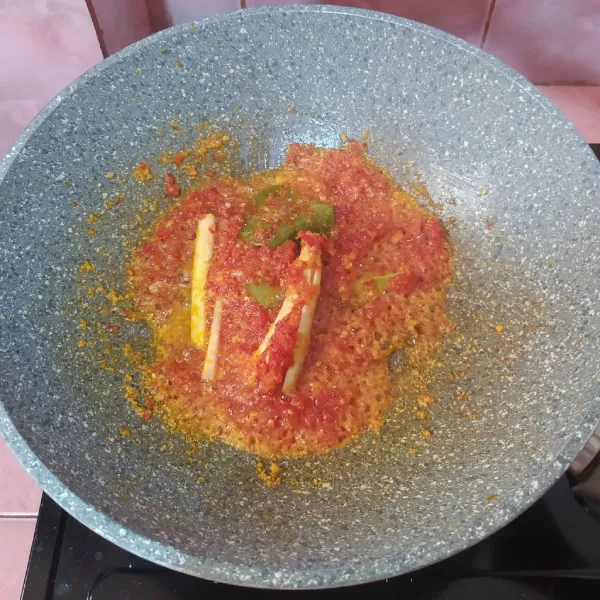 Tumis lalu masukkan serai dan salam.