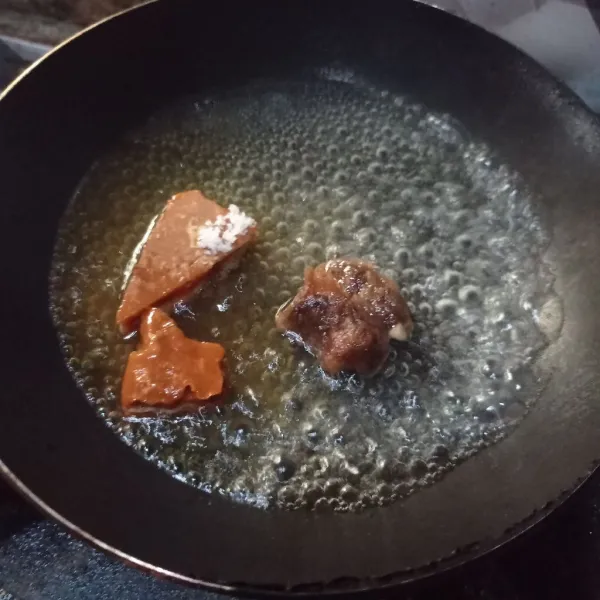 Rebus air, asam Jawa, gula merah, garam dan kecap manis sampai mendidih dan gula larut, cek rasa, matikan api