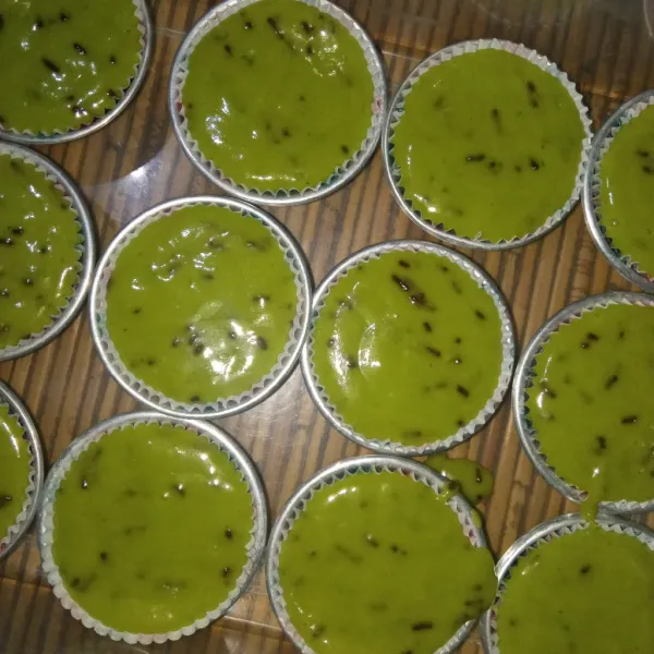 Siapkan cup bolu kukus yang sudah beralaskan paper cup. Isi dengan adonan hingga memenuhi cup.