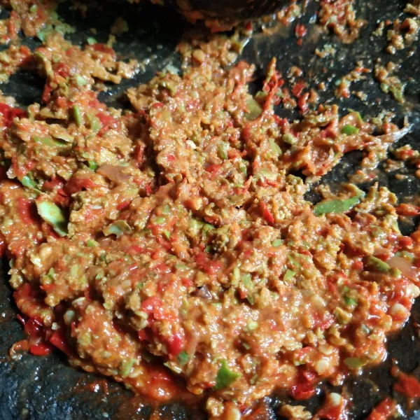 Tambahkan micin koreksi rasa, sajikan dengan nasi hangat