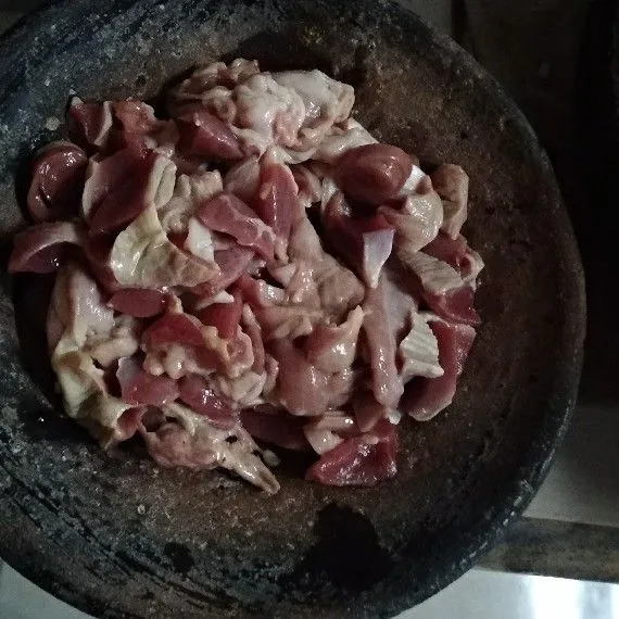 Potong-potong ati dan ampela. Cuci bersih.