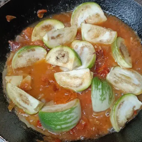 Masukkan terong dan kaldu jamur dan gula.