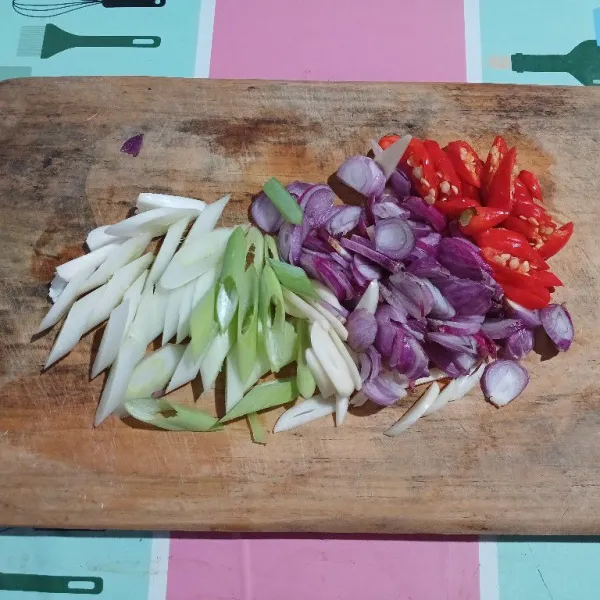 Iris-iris tipis bawang-bawang dan cabe rawit.