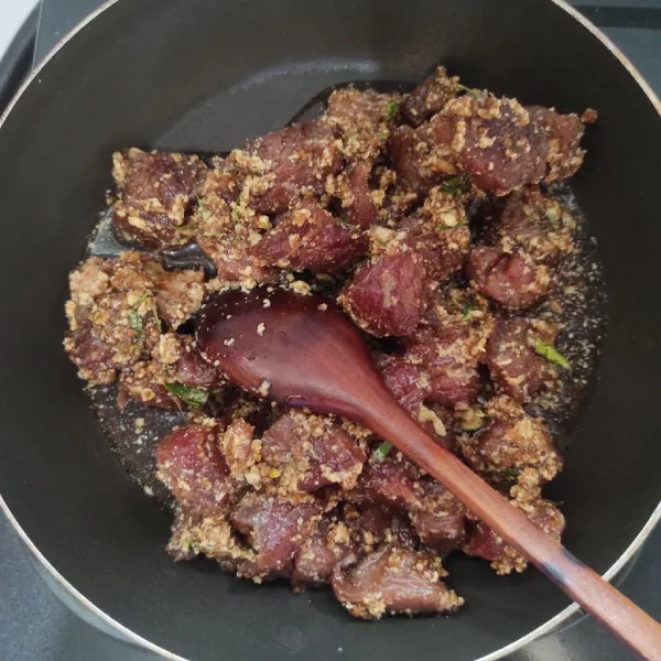 Masak daging yang sudah direndam bumbu.