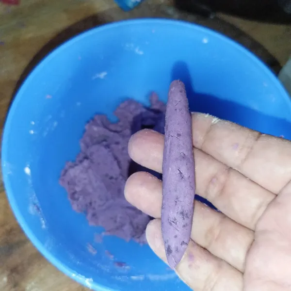 Ambil adonan secukupnya dan pulung-pulung.