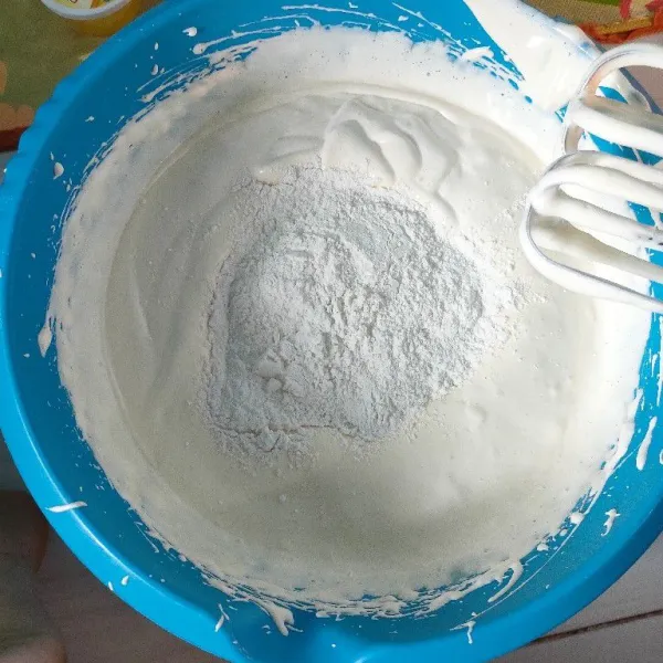 Masukan tepung terigu, mixer sebentar sampai tercampur.